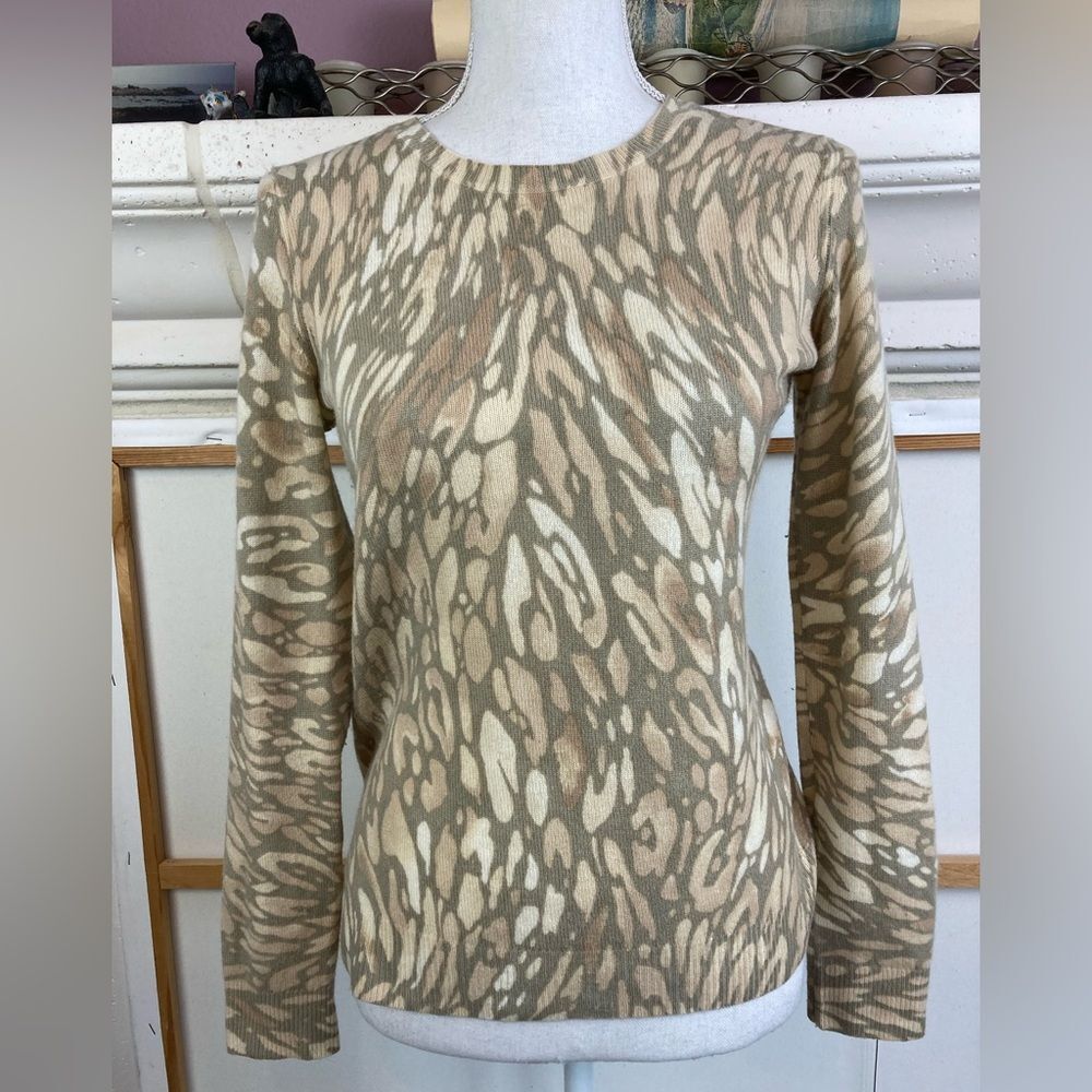 J. McLaughlin Pure cashmere neutral artistic crew neck sweater runs big